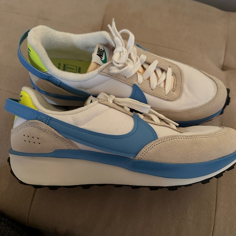 NIKE WOMENS SZ 11